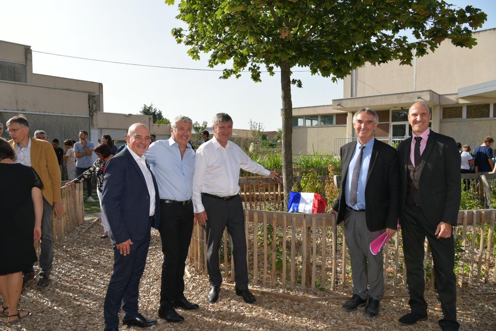 Le président du Département inaugure la cour du collège le Bassenon...